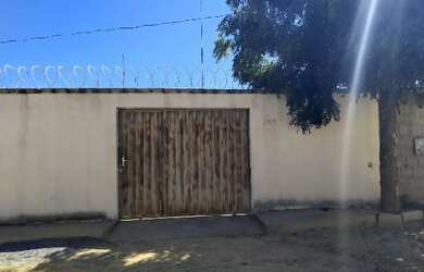 Imagem: A casa possui 2 Dormitórios, 1 Banheiro, 1 Vaga na garagem