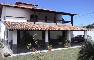 Imagem: A casa possui 5 Dormitórios, 3 Banheiros, 2 Vagas na garagem