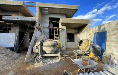 Imagem: A casa possui 3 Dormitórios, 2 Banheiros, 2 Vagas na garagem