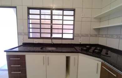 Imagem 3: VENDA de Casa Térrea com 2 Quartos, Quintal Espaçoso, em Bairro Privilegiado...