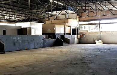 Imagem: O depósito à venda possui 5 Vagas na garagem, 2354m² de Área