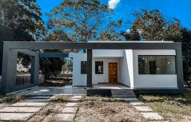 Imagem: A casa em condomínio possui 3 Dormitórios, 4 Banheiros, 2