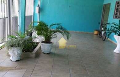 Imagem: A casa possui 3 Dormitórios, 2 Banheiros, 2 Vagas na garagem