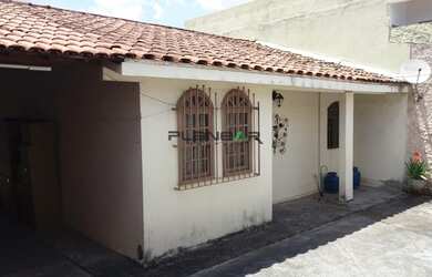 Imagem: A casa possui 3 Dormitórios, 2 Banheiros, 5 Vagas na garagem