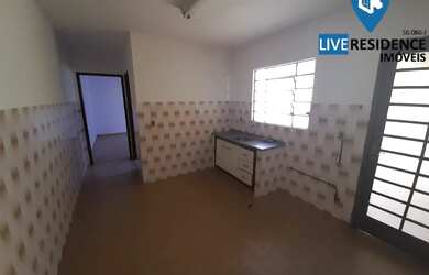 Imagem: A casa possui 2 Dormitórios, 1 Banheiro, 1 Vaga na garagem