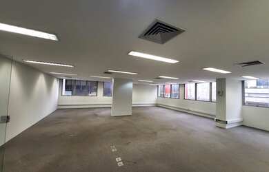 Imagem: O depósito possui 5 Vagas na garagem e 520m² de Área e está