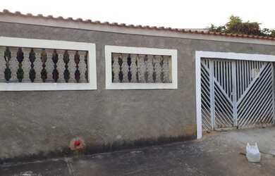 Imagem: A casa possui 2 Dormitórios, 1 Banheiro, 3 Vagas na garagem