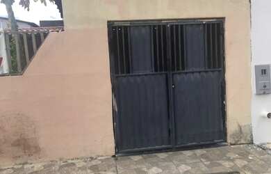 Imagem: A casa possui 3 Dormitórios, 2 Banheiros, 1 Vaga na garagem