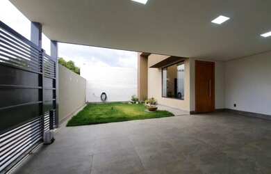 Imagem: A casa possui 3 Dormitórios, 2 Banheiros e 3 Vagas na garagem