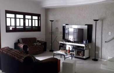 Imagem: A casa possui 3 Dormitórios, 1 Banheiro, 5 Vagas na garagem