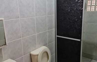 Imagem: A casa possui 2 Dormitórios, 2 Banheiros e 1 Vaga na garagem