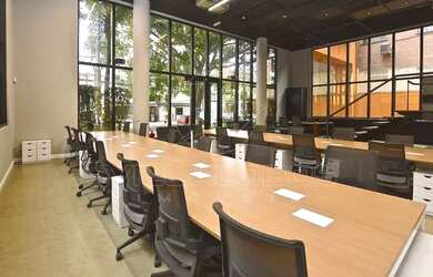 Imagem: O depósito possui 5 Vagas na garagem, 279m² de Área e está