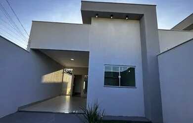 Imagem: A casa possui 3 Dormitórios, 2 Banheiros, 2 Vagas na garagem