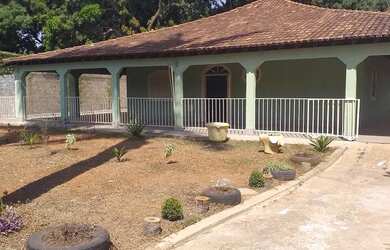 Imagem: A casa possui 2 Dormitórios, 1 Banheiro, 3 Vagas na garagem