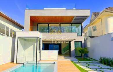 Imagem: A casa em condomínio possui 4 Dormitórios, 5 Banheiros, 4