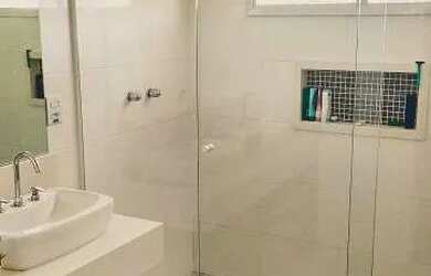 Imagem: A casa possui 3 Dormitórios, 2 Banheiros, 2 Vagas na garagem