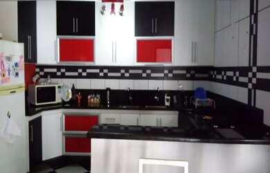 Imagem: A casa possui 4 Dormitórios, 2 Banheiros, 2 Vagas na garagem