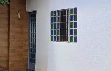 Imagem: A casa possui 3 Dormitórios, 1 Banheiro, 2 Vagas na garagem