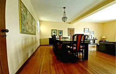 Imagem: A casa possui 5 Dormitórios, 3 Banheiros, 5 Vagas na garagem