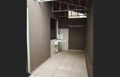 Imagem: A casa possui 3 Dormitórios, 2 Banheiros, 2 Vagas na garagem