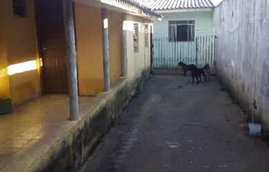 Imagem: A casa possui 3 Dormitórios, 3 Banheiros, 4 Vagas na garagem