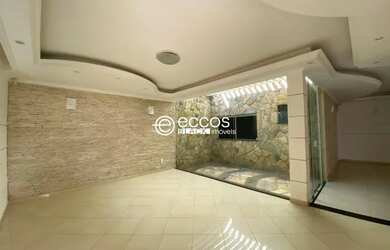 Imagem: A casa possui 3 Dormitórios, 4 Banheiros, 2 Vagas na garagem