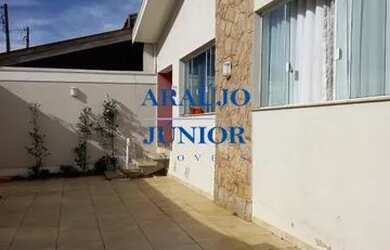 Imagem: A casa possui 3 Dormitórios, 3 Banheiros, 5 Vagas na garagem