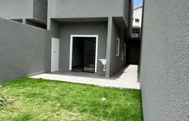 Imagem: A casa possui 2 Dormitórios, 2 Banheiros, 2 Vagas na garagem