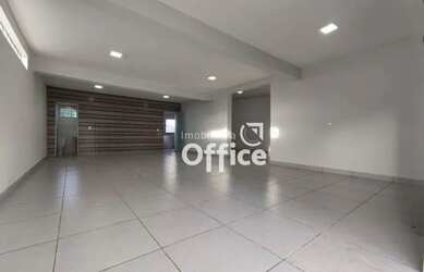 Imagem: O depósito possui 2 Vagas na garagem, 113m² de Área e está