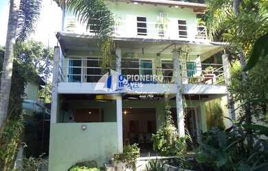 Imagem: A casa possui 5 Dormitórios, 4 Banheiros, 4 Vagas na garagem