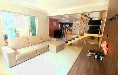 Imagem: A casa possui 4 Dormitórios, 1 Banheiro, 2 Vagas na garagem