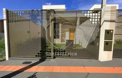 Imagem: A casa possui 3 Dormitórios, 1 Banheiro, 1 Vaga na garagem