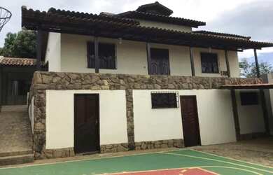 Imagem: A casa possui 3 Dormitórios, 3 Banheiros, 4 Vagas na garagem