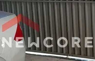 Imagem: A casa possui 2 Dormitórios, 2 Banheiros, 2 Vagas na garagem