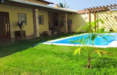 Imagem: A casa possui 3 Dormitórios, Acomodam 15 pessoas, 3 Vagas na