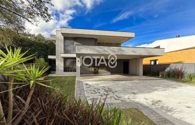 Imagem: A casa em condomínio possui 4 Dormitórios, 5 Banheiros, 5