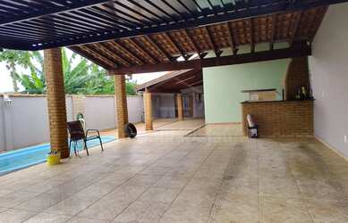 Imagem: A casa possui 3 Dormitórios, 2 Banheiros, 4 Vagas na garagem