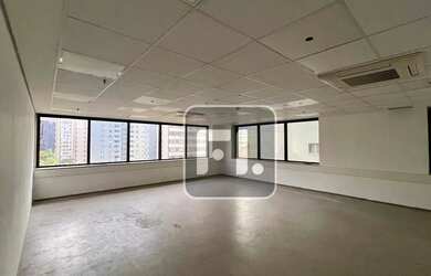 Imagem: O depósito possui 5 Vagas na garagem, 412m² de Área e está