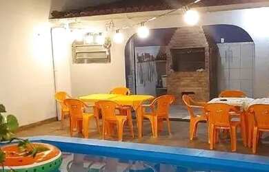 Imagem: A casa possui 4 Dormitórios, 5 Banheiros, 4 Vagas na garagem