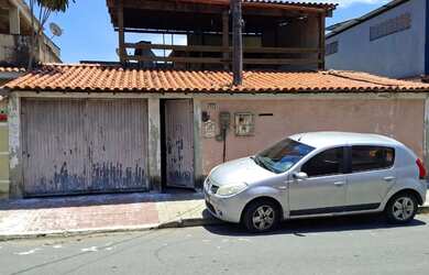 Imagem: A casa possui 2 Dormitórios, 2 Banheiros, 2 Vagas na garagem