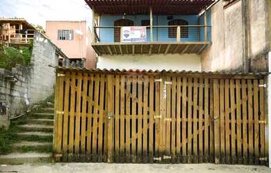 Imagem: A casa possui 4 Dormitórios, 4 Banheiros, 2 Vagas na garagem