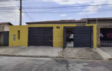 Imagem: A casa possui 3 Dormitórios, 1 Banheiro, 2 Vagas na garagem
