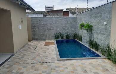 Imagem: A casa possui 3 Dormitórios, 3 Banheiros, 2 Vagas na garagem