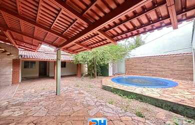 Imagem: A casa possui 4 Dormitórios, 5 Banheiros, 4 Vagas na garagem