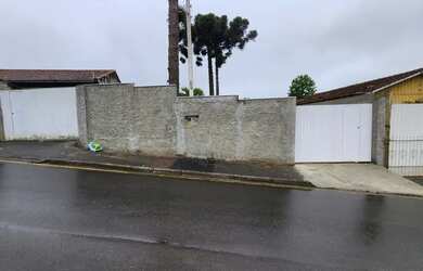 Imagem: A casa possui 1 Dormitório, 1 Banheiro, 1 Vaga na garagem