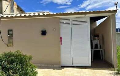 Imagem: A casa possui 2 Dormitórios, 1 Banheiro e 2 Vagas na garagem