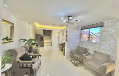 Imagem: A casa possui 4 Dormitórios, 3 Banheiros, 2 Vagas na garagem