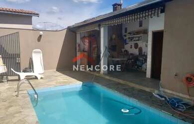 Imagem: A casa possui 3 Dormitórios, 4 Banheiros, 2 Vagas na garagem