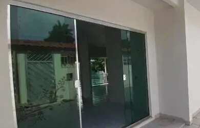 Imagem: A casa possui 4 Dormitórios, 4 Banheiros, 5 Vagas na garagem