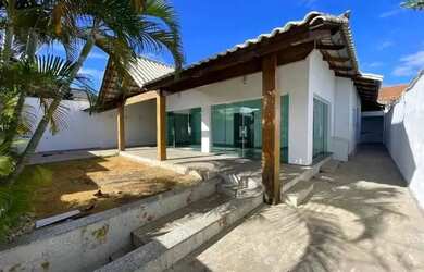 Imagem: A casa possui 3 Dormitórios, 2 Banheiros, 4 Vagas na garagem